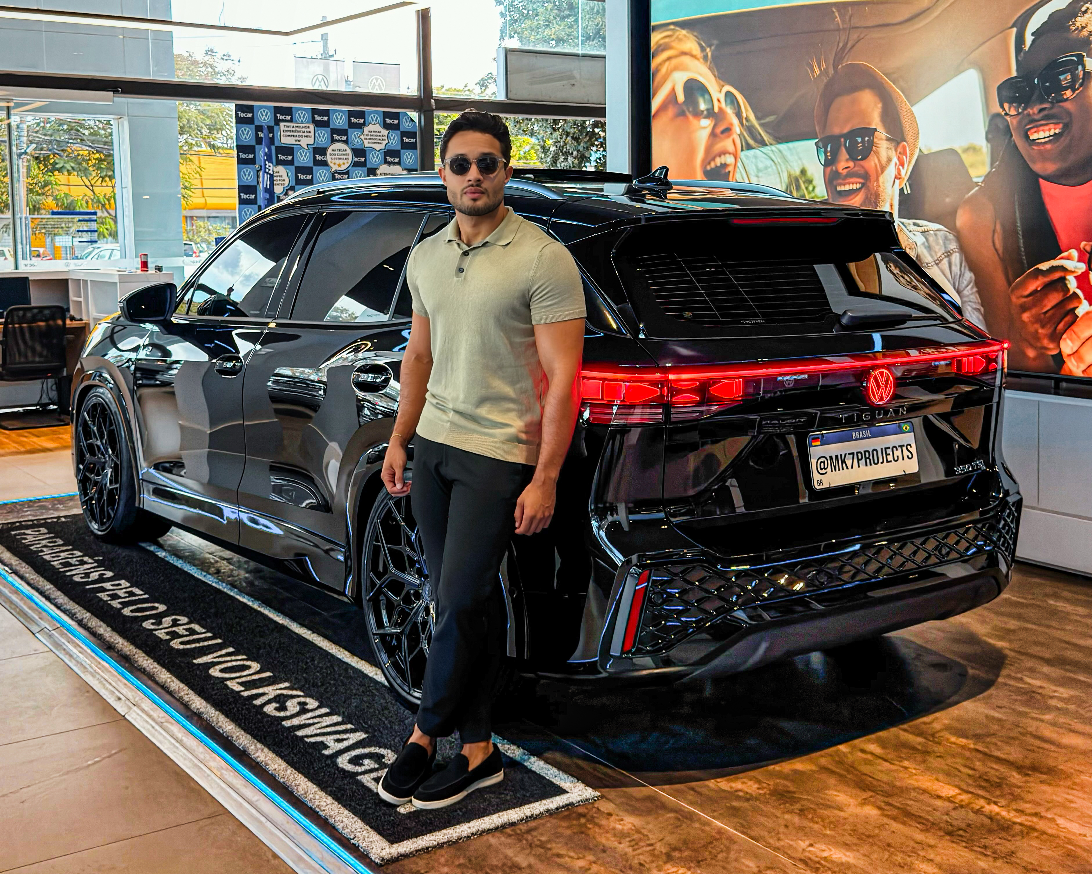 Tiguan preta personalizada pela MK7 Projects